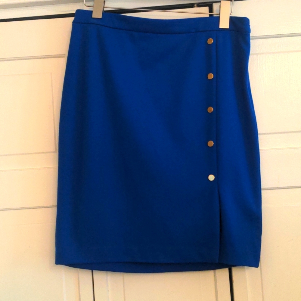 ⭐ 2 / $12 The limited size 10 bright blue pencil skirt with button detail
